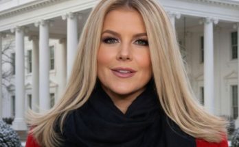 Federal employees working in government office