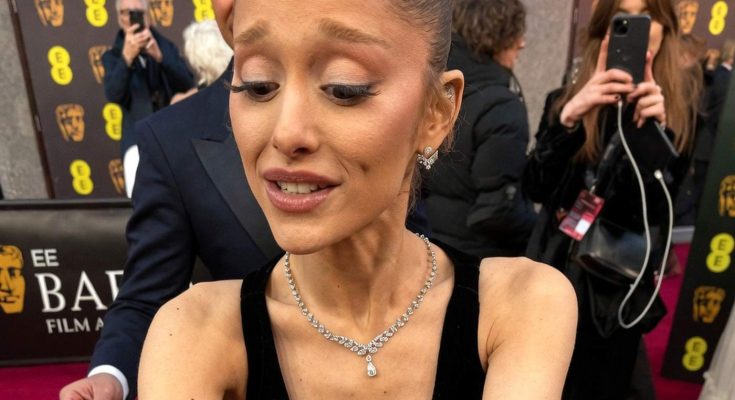 Ariana Grande signing autographs red carpet