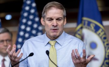 tmprm4am5du speaking in a news photo