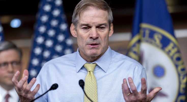 tmprm4am5du speaking in a news photo